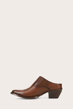 Load image into Gallery viewer, Frye Women SACHA MULE SPICE/SOFT SCRUNCHED