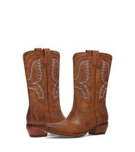 Load image into Gallery viewer, FRYE AND CO WOMEN IRLENE SHORT DECO STITCH CARAMEL