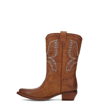 Load image into Gallery viewer, FRYE AND CO WOMEN IRLENE SHORT DECO STITCH CARAMEL