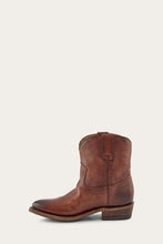 Load image into Gallery viewer, Frye Women BILLY SHORT REDWOOD/WASHED VEG LEATHER